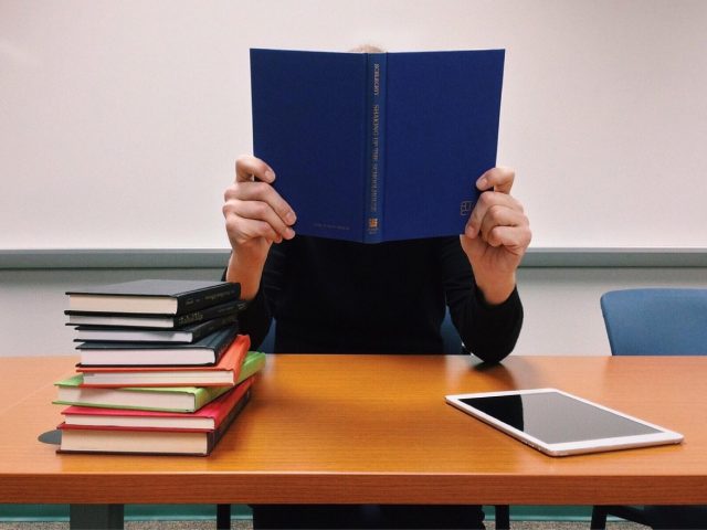 Choisir entre Kahoot et Quizizz pour un quiz scolaire
