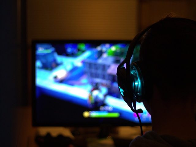 Jeux de soirée et quiz en extérieur : formats et logistique
